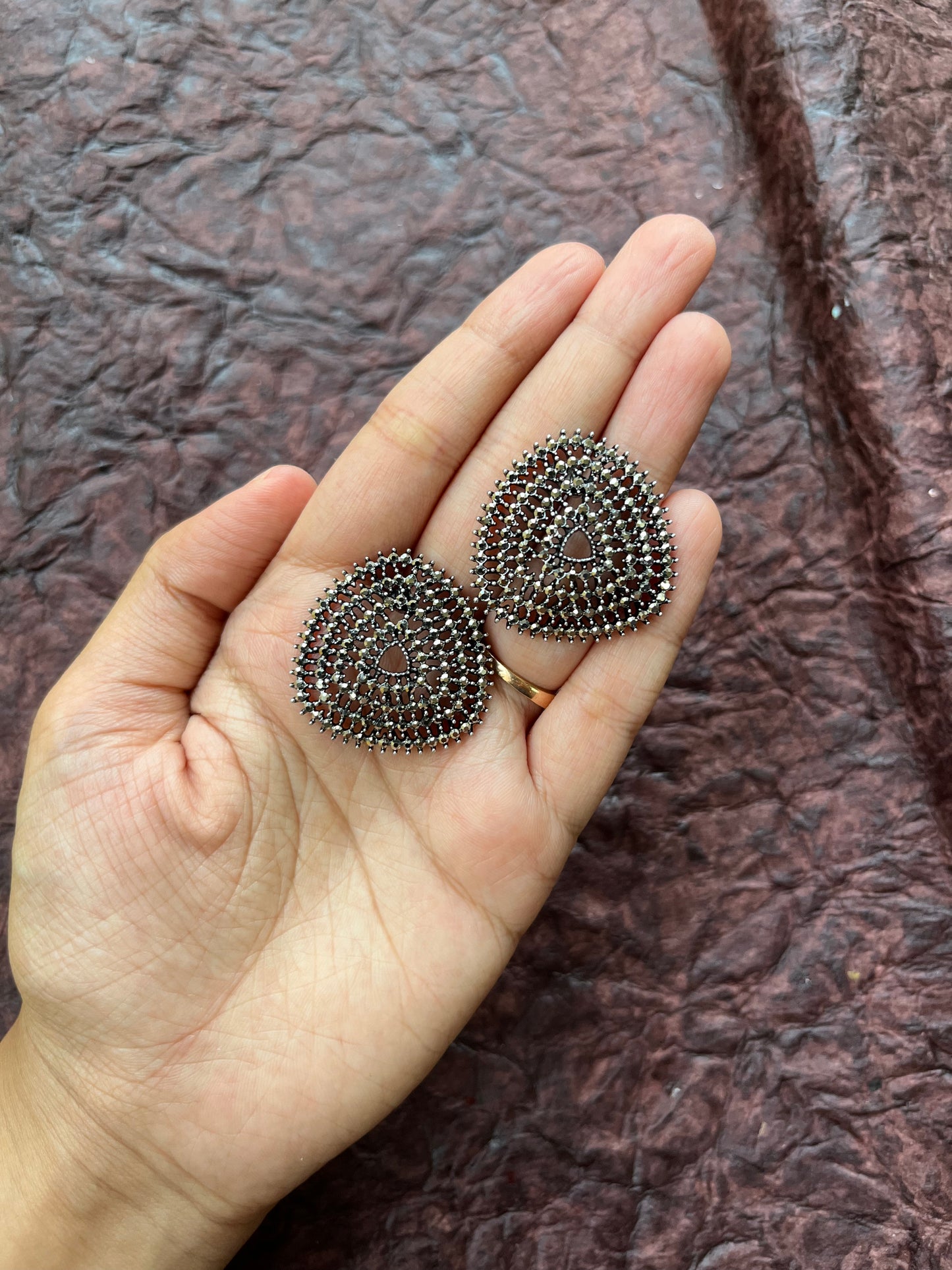 Dual tone statement studs